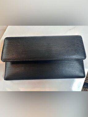 Auth Louis Vuitton Epi Sarah
Black Wallet